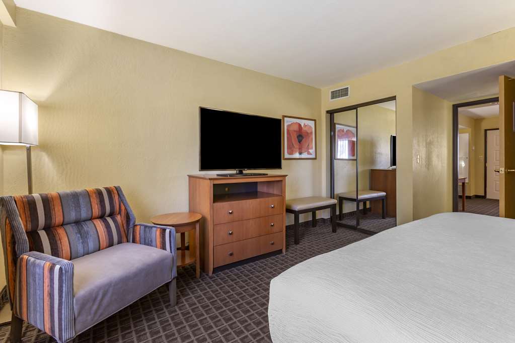 Фото Best Western Plus Scottsdale Thunderbird Suites