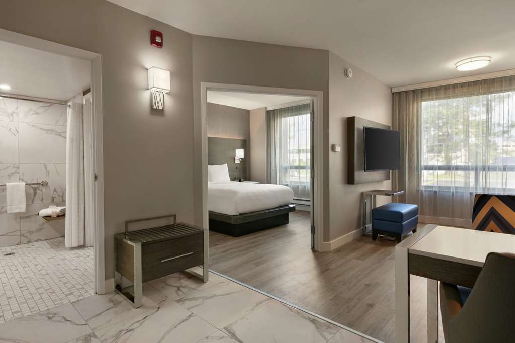 Фото Embassy Suites by Hilton Montreal Airport