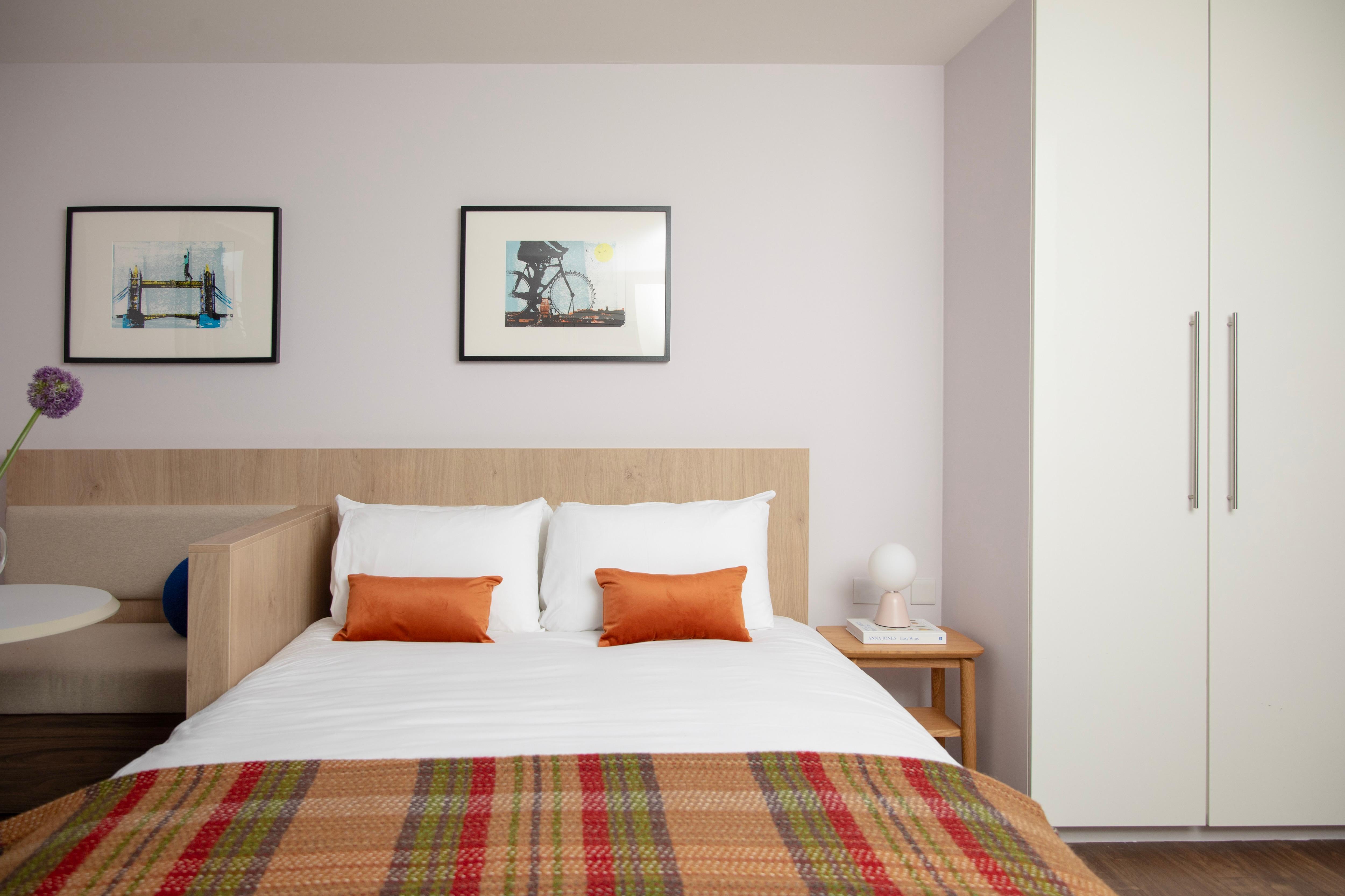 Фото Bob W Tower Hill Studios