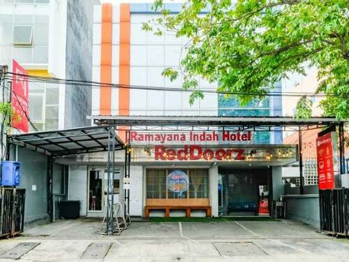 Гостиница RedDoorz @ Panglima Sudirman в Провинции Восточная Ява