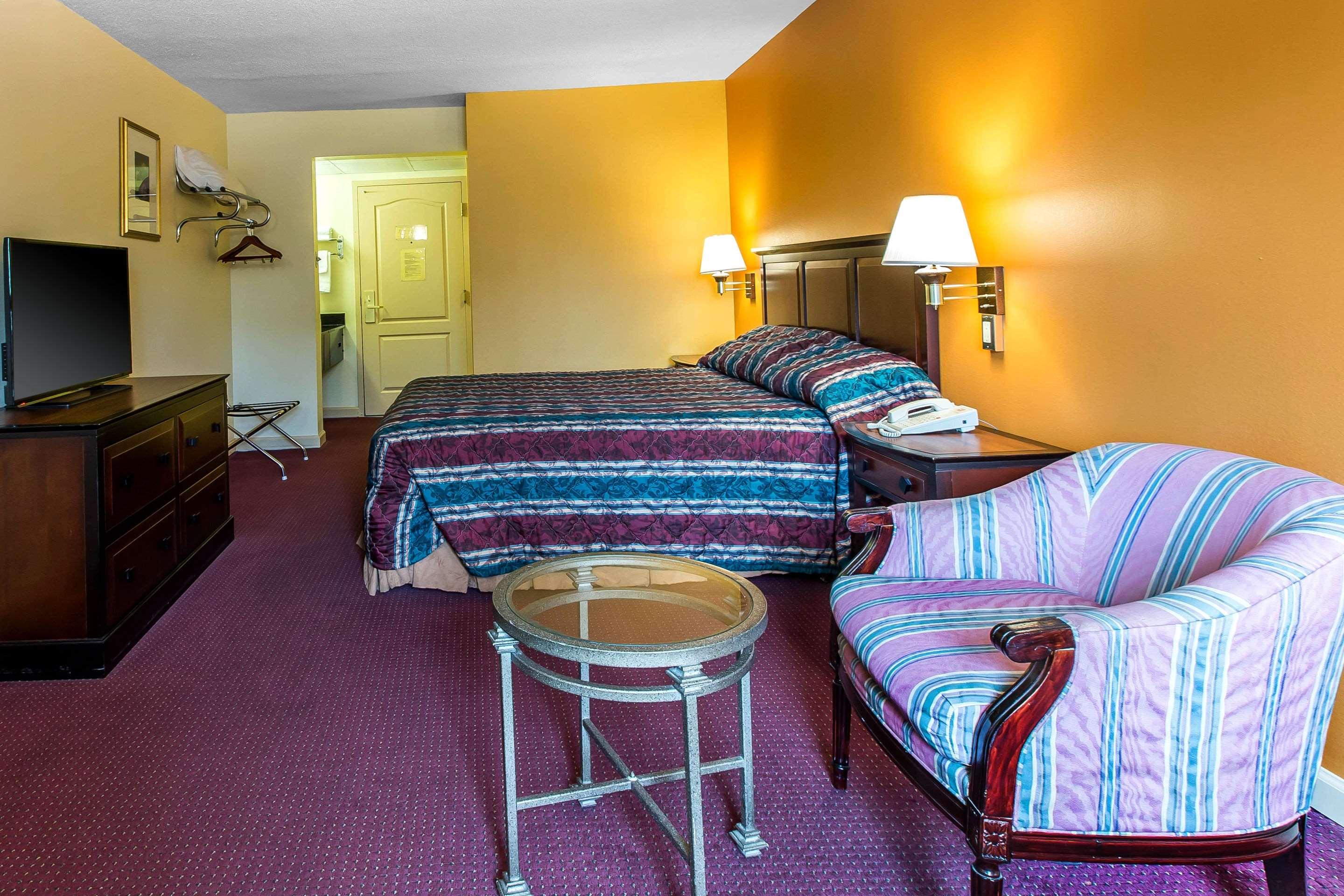 Фото Econo Lodge At Six Flags