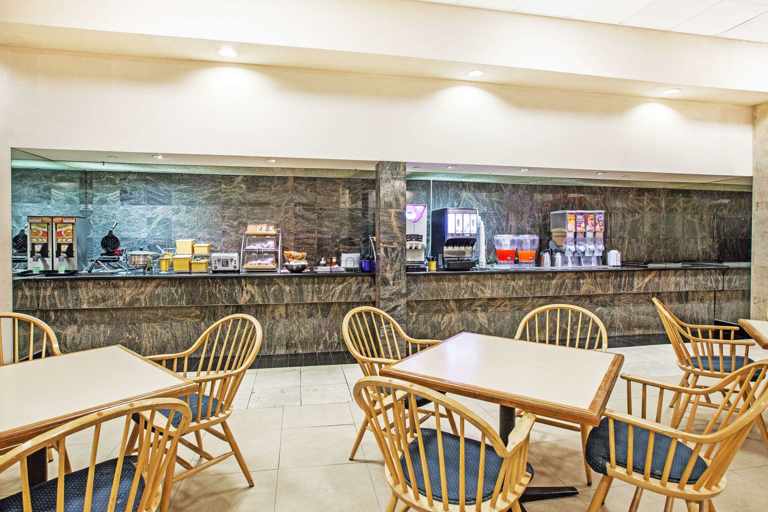 Фото Days Inn by Wyndham Irving Grapevine Dfw Airport North