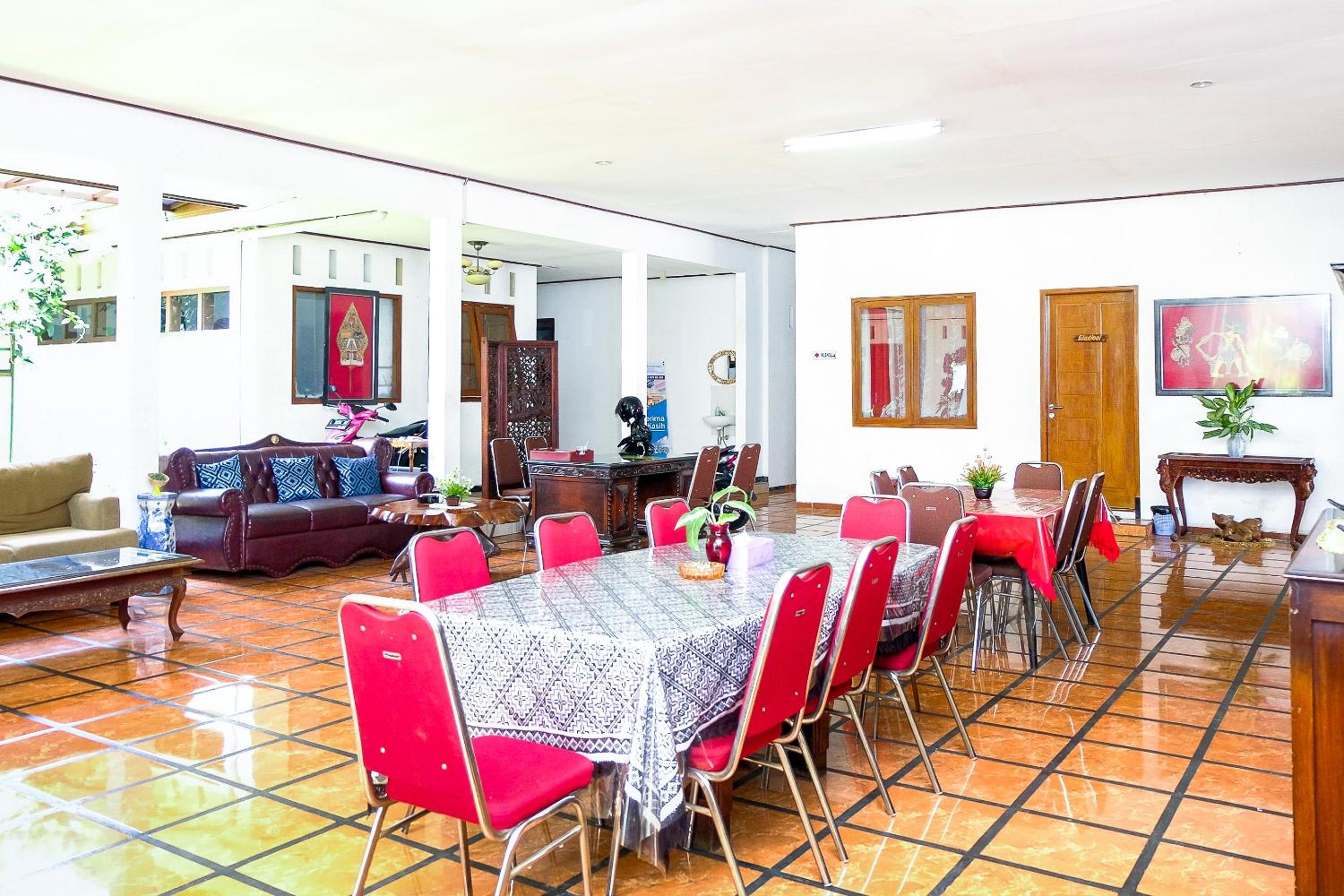 Фото Oyo 353 Loesje Guest House Syariah