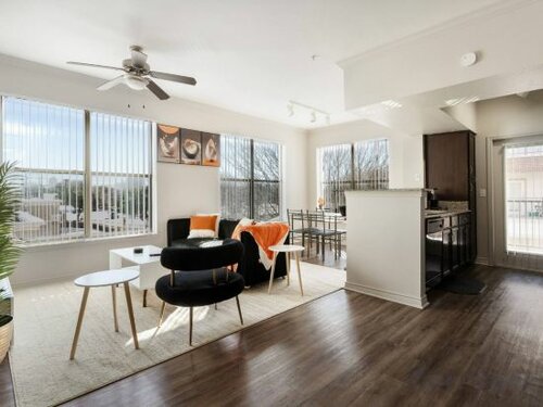 Апартаменты Stylish Serene Apartment with TV, Fitness Center, Pool, Wifi в Аддисоне