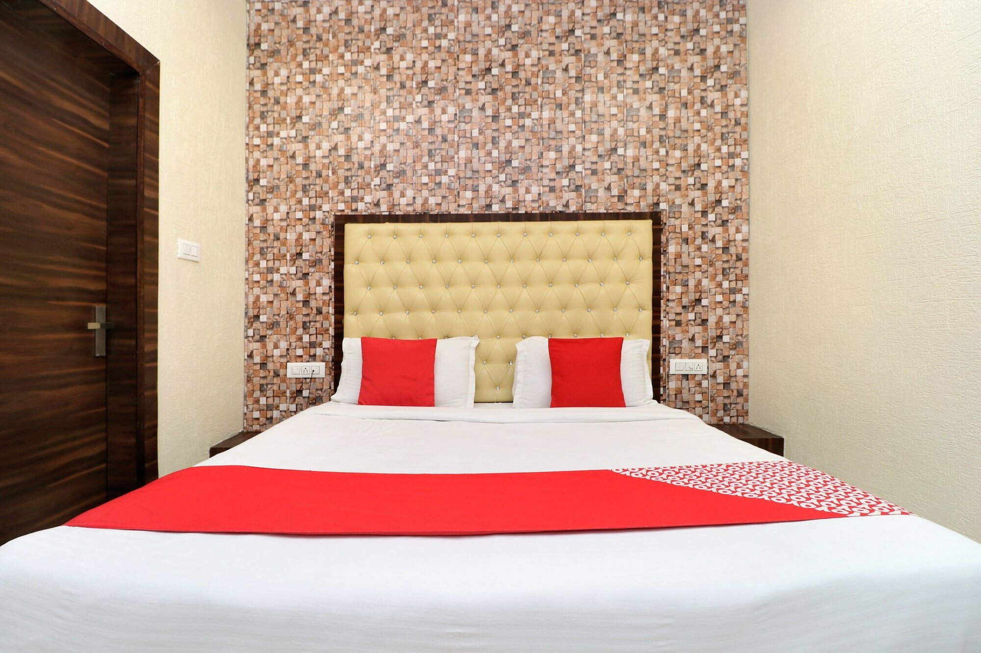 Фото Azaad Lifestyle Hotel by Oyo Rooms