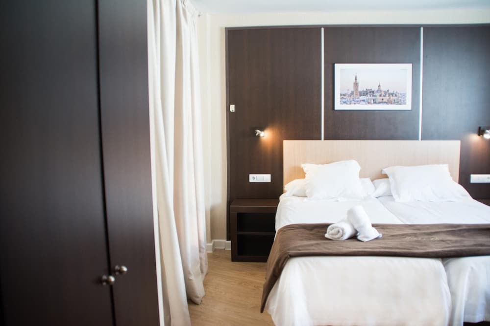 Фото Hotel Plaza Sevilla