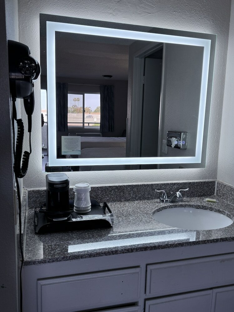 Фото Days Inn by Wyndham Ontario Airport