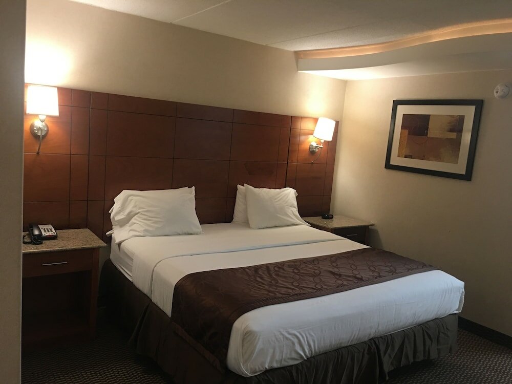 Фото Ramada by Wyndham Rockville Centre