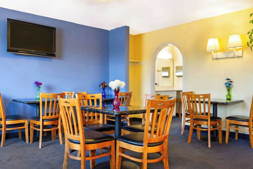 Фото Auburn House Hotel