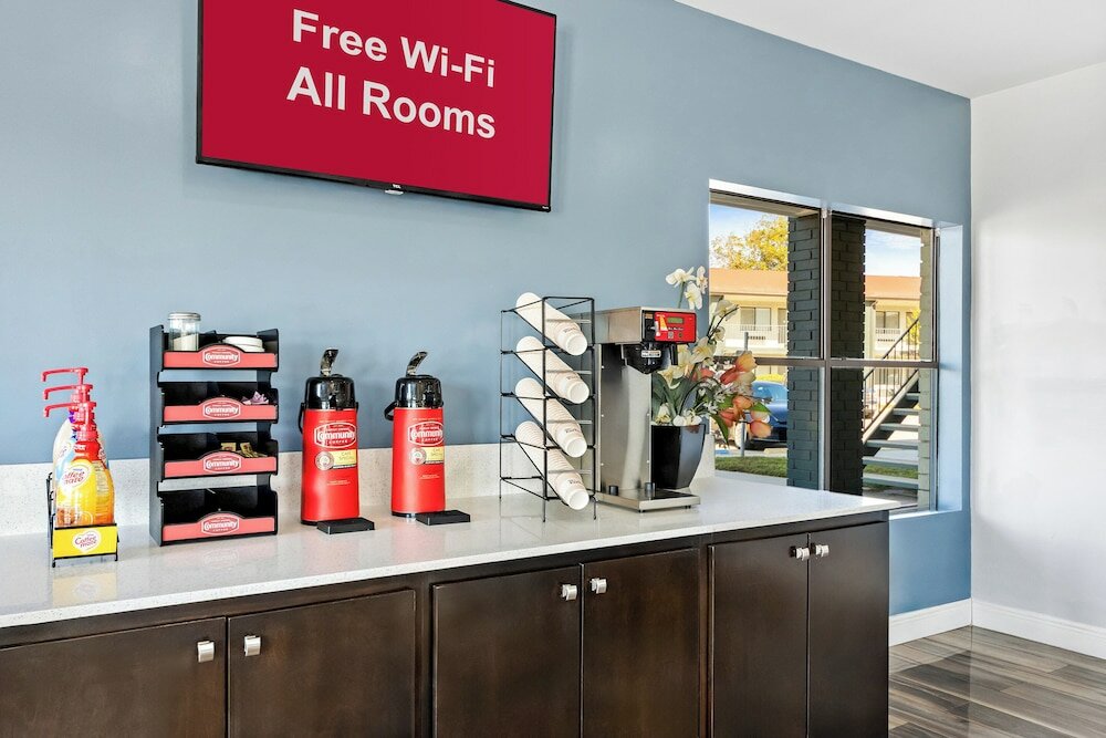 Фото HomeTowne Studios by Red Roof San Antonio E - Near At&t Center