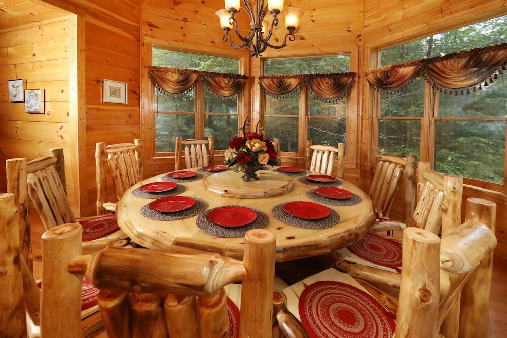 Фото Majestic Manor - Five Bedroom Cabin