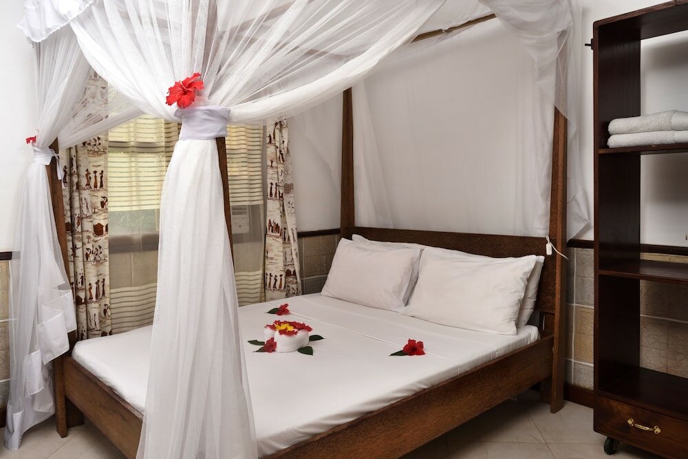 Фото Mnarani Beach Cottages