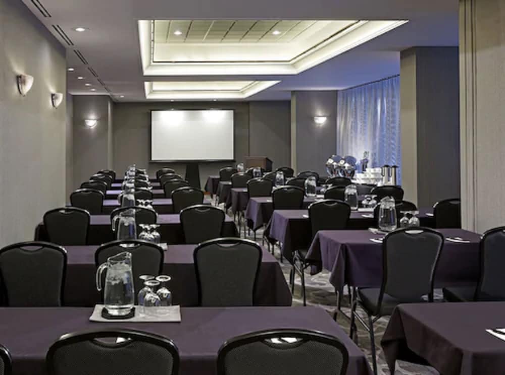 Фото Cambridge Suites Toronto