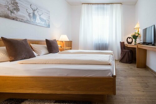 Гостиница Hotel Schwyzerhüsli в Фирнхайме