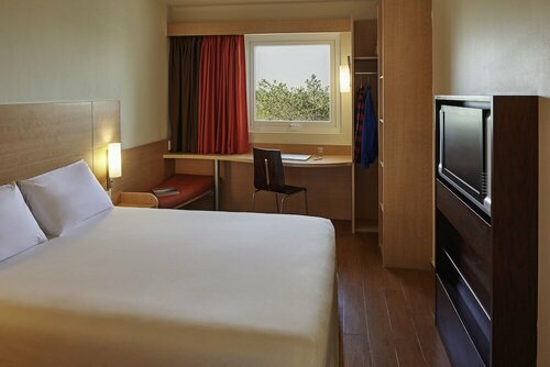 Гостиница Ibis Senlis в Санли