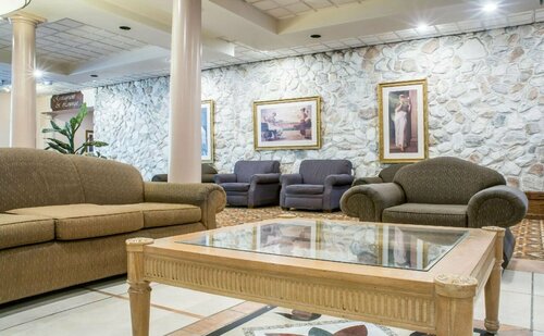Гостиница Quality Inn & Suites Palm Island Indoor Waterpark в Батавии