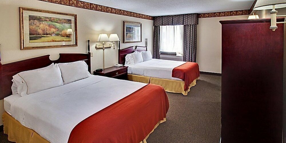 Фото Holiday Inn Express And Suites Watertown, an Ihg Hotel