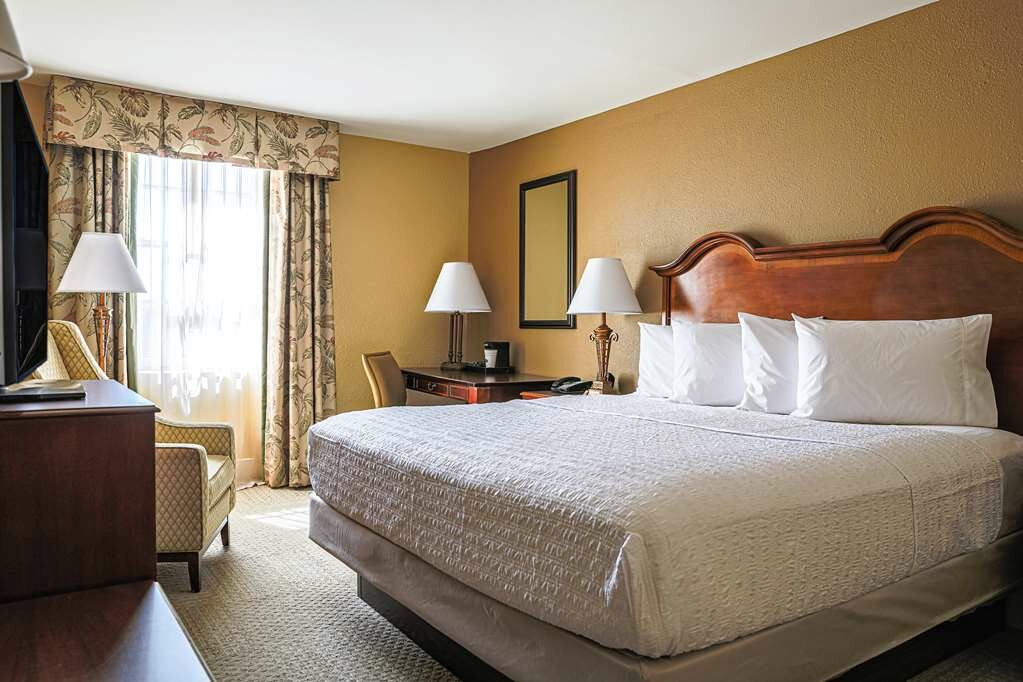 Фото Hampton Inn Charleston-Historic District