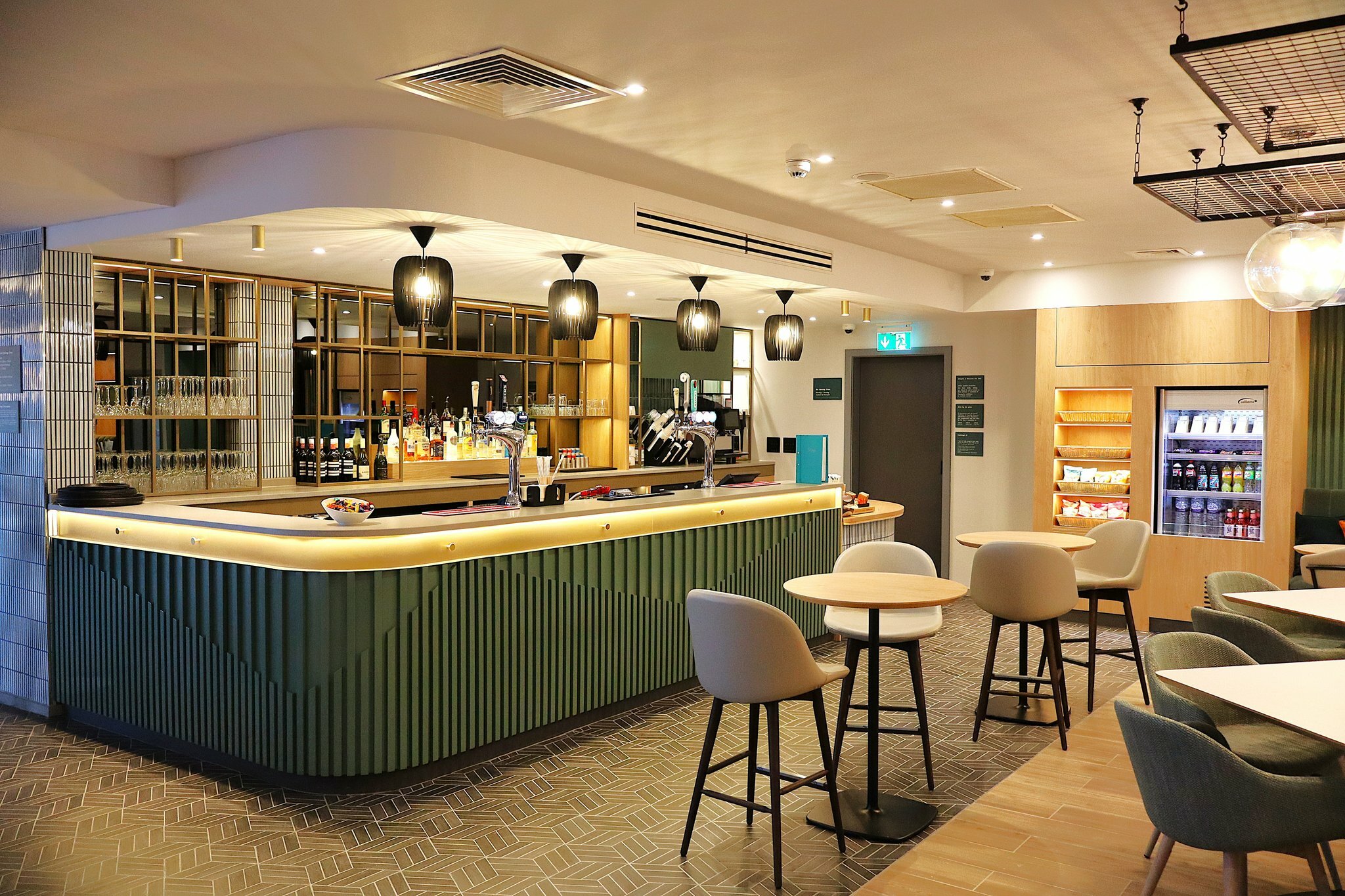 Фото Hilton Garden Inn Luton North