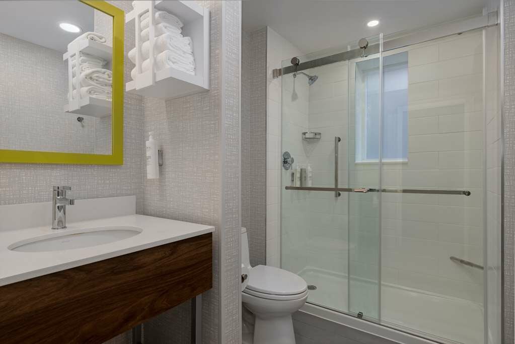 Фото Hampton Inn & Suites by Hilton Toronto Downtown