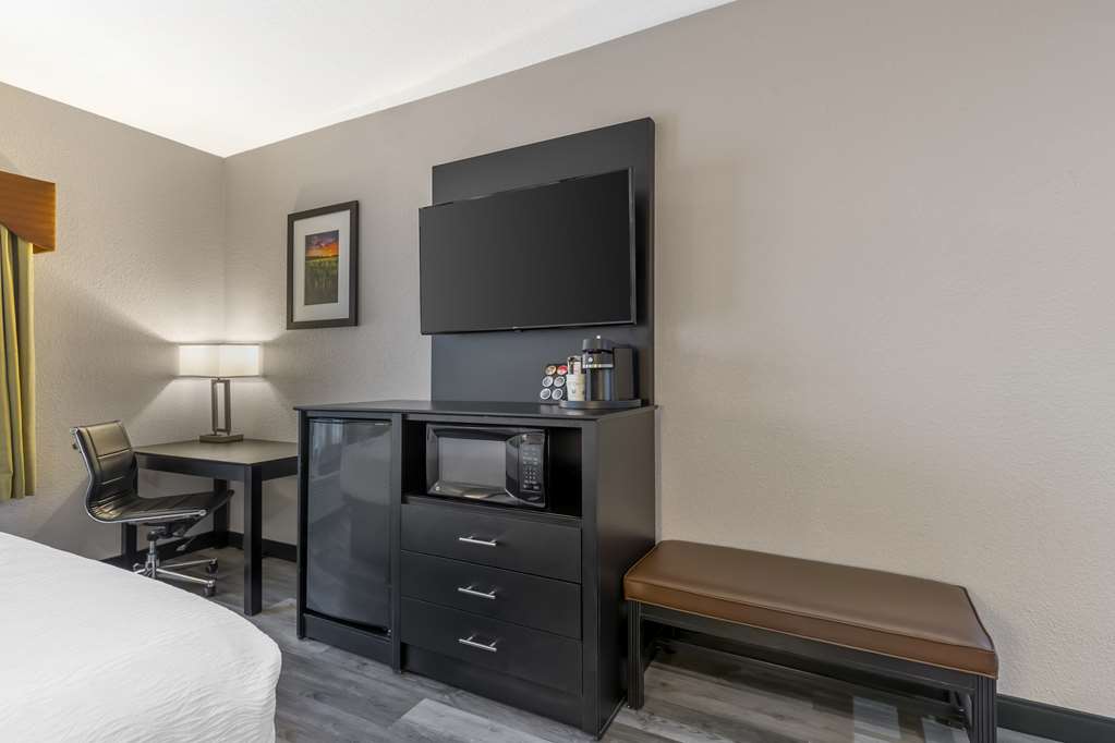 Фото Best Western Plus Des Moines West Inn & Suites
