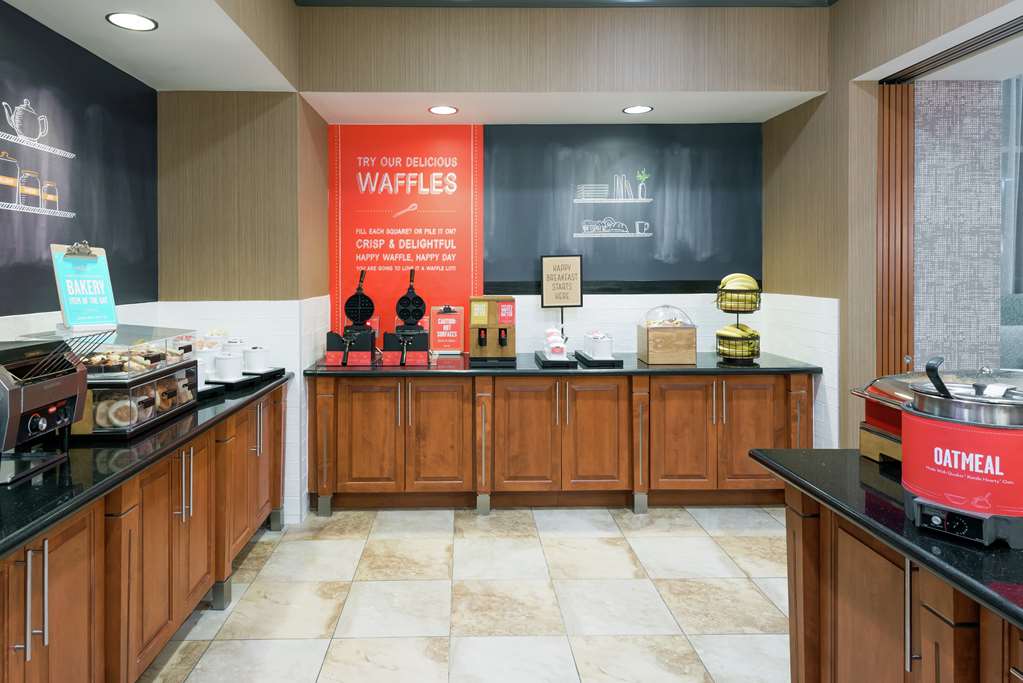 Фото Hampton Inn & Suites Orlando Airport @ Gateway Village