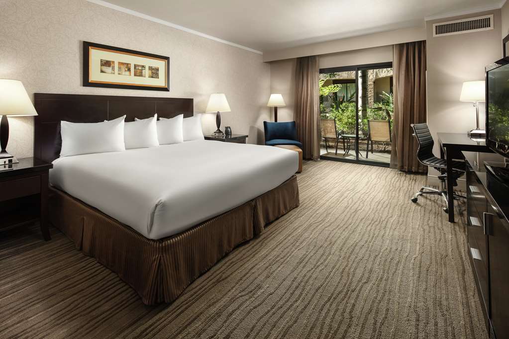 Фото DoubleTree by Hilton Claremont