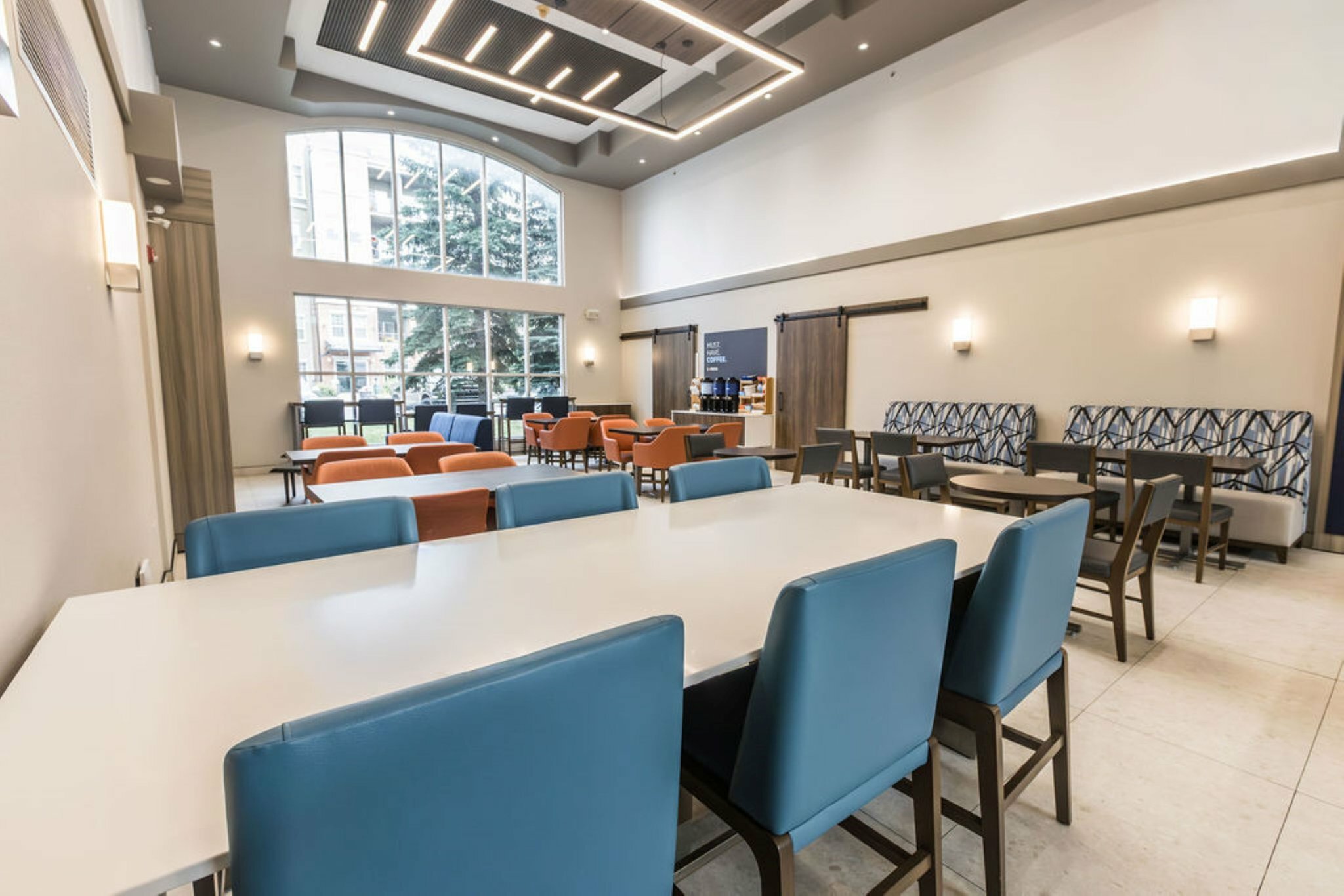 Фото Holiday Inn Express Hotel & Suites Calgary S-Macleod Trail S, an Ihg Hotel