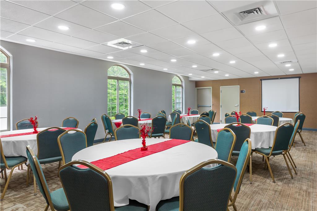 Фото Manchester Inn and Suites