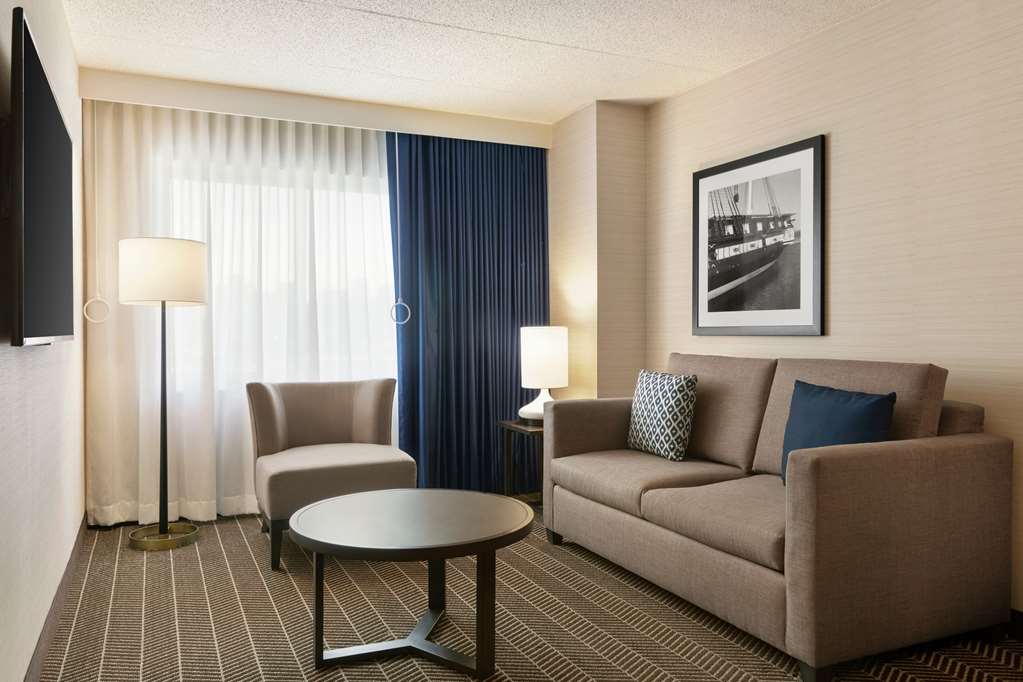 Фото Embassy Suites by Hilton Boston at Logan Airport