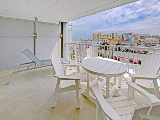 Фото Commander Hotel & Suites