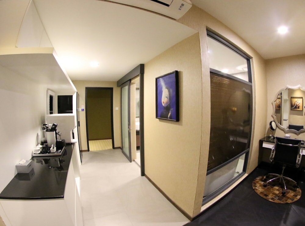 Фото Bedrock Hotel