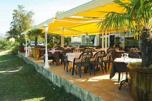 Гостиница Hôtel Restaurant Les Cavalets в Форкалькье