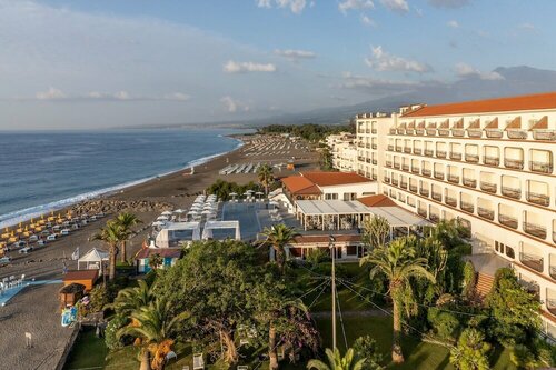 Гостиница Delta Hotels by Marriott Giardini Naxos в Сицилии
