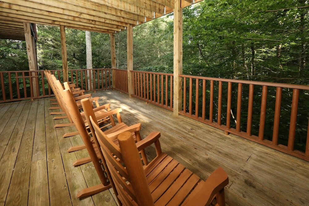Фото Majestic Manor - Five Bedroom Cabin