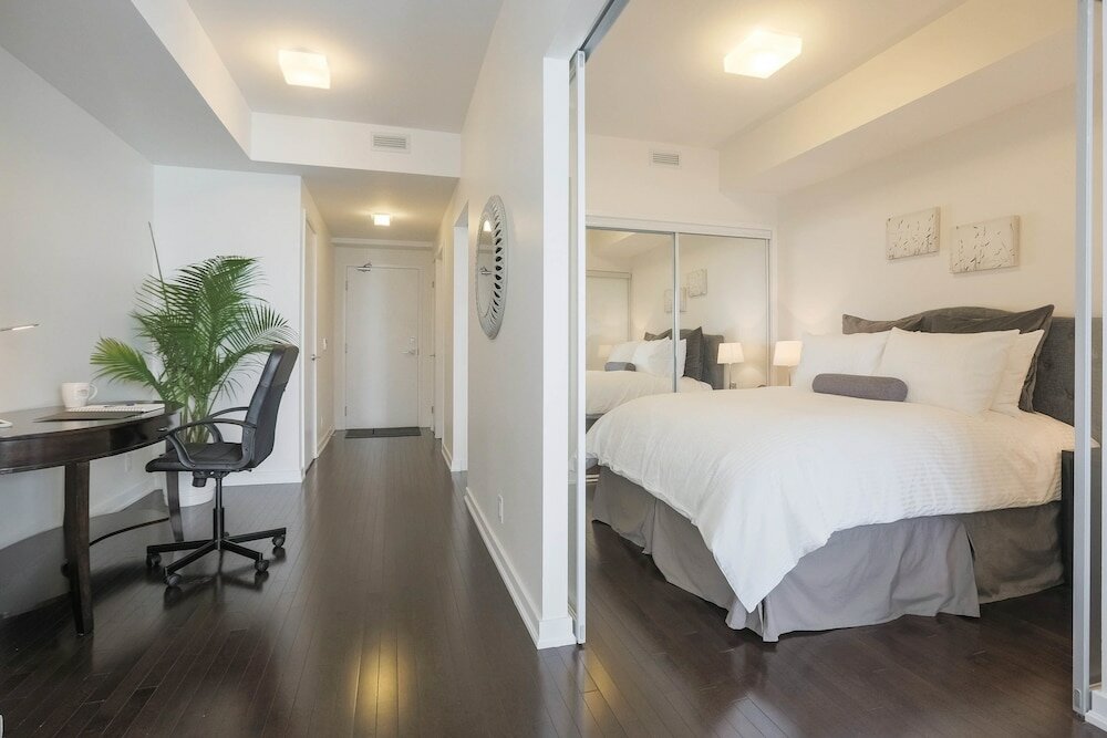 Фото Noel Suites-York St and Lakeshore Blvd
