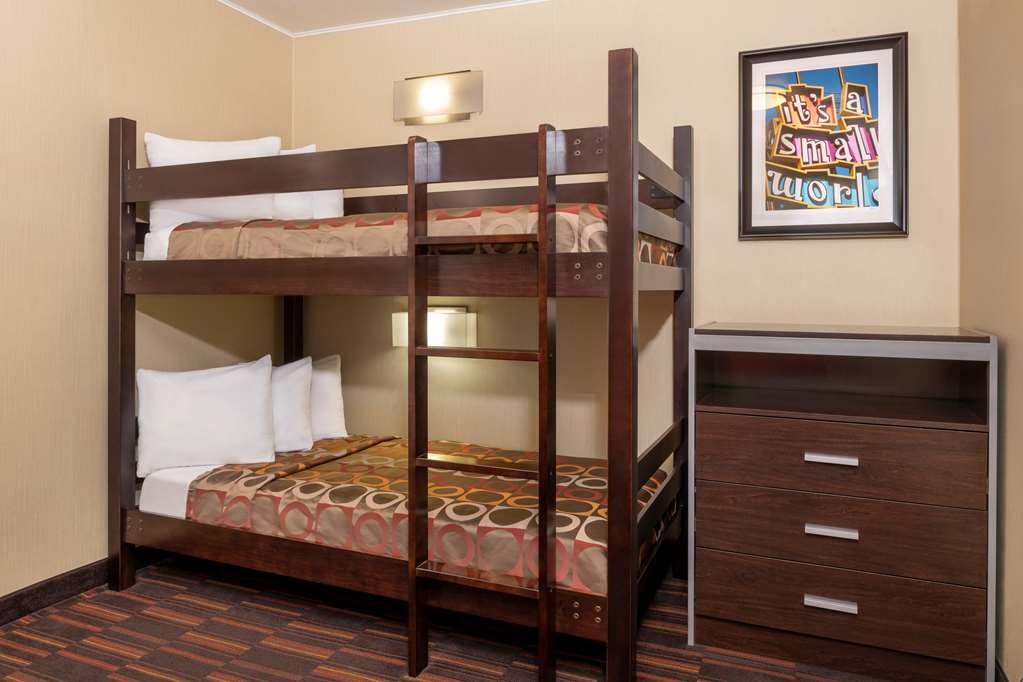 Фото Best Western Plus Raffles Inn & Suites