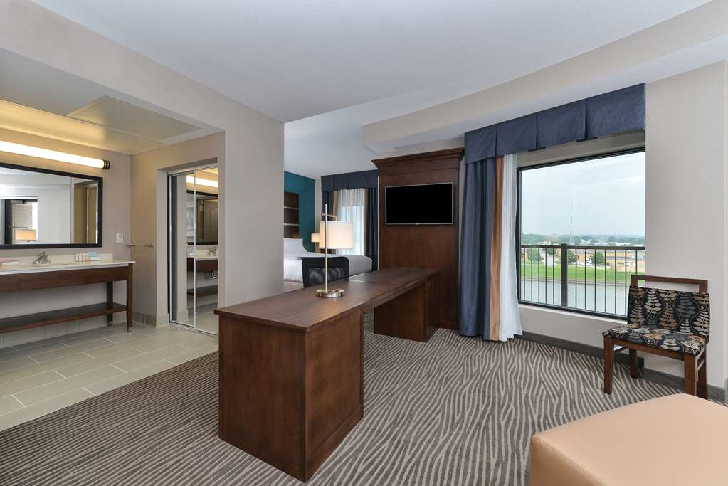 Фото Hampton Inn & Suites Des Moines Downtown