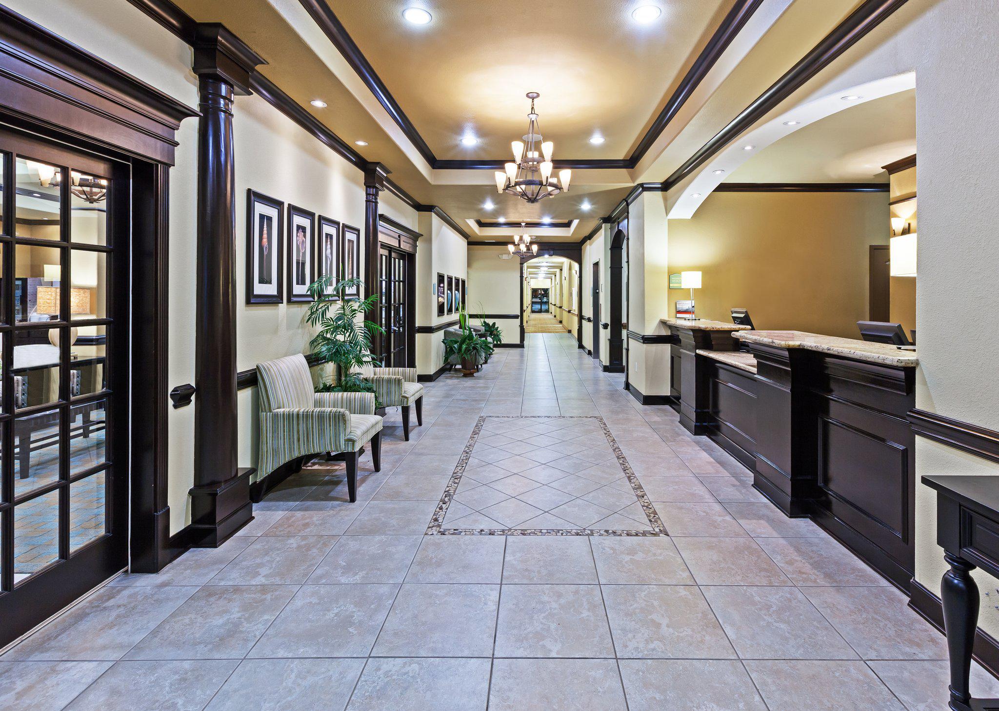 Фото Holiday Inn Express Hotel & Suites Victoria, an Ihg Hotel