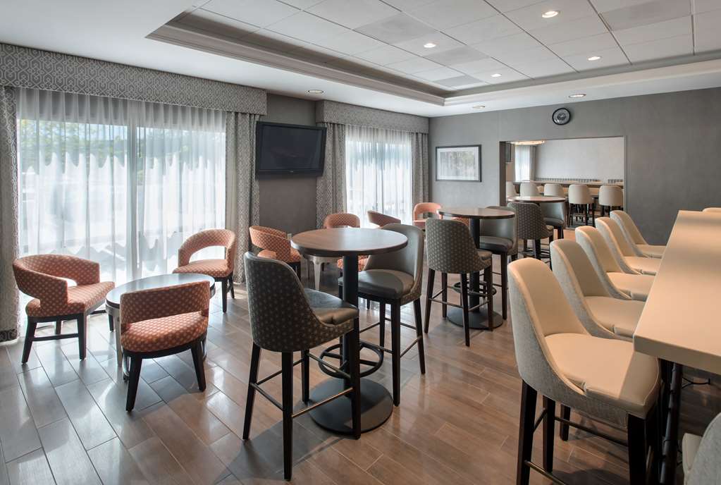 Фото Hampton Inn Boston - Logan Airport