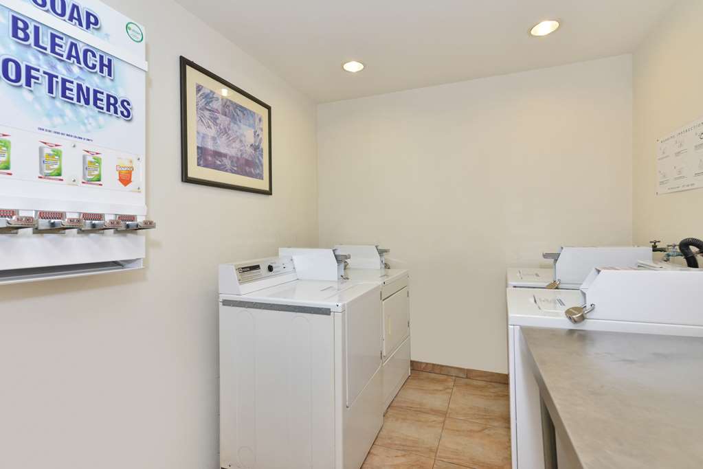 Фото Best Western Plus Raffles Inn & Suites