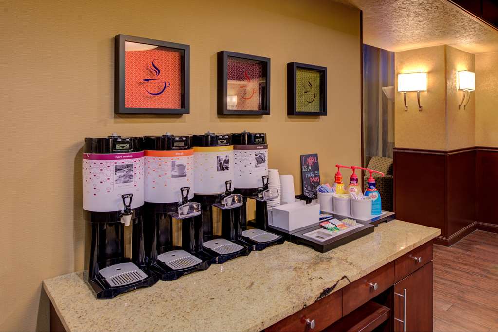 Фото Hampton Inn & Suites Ontario