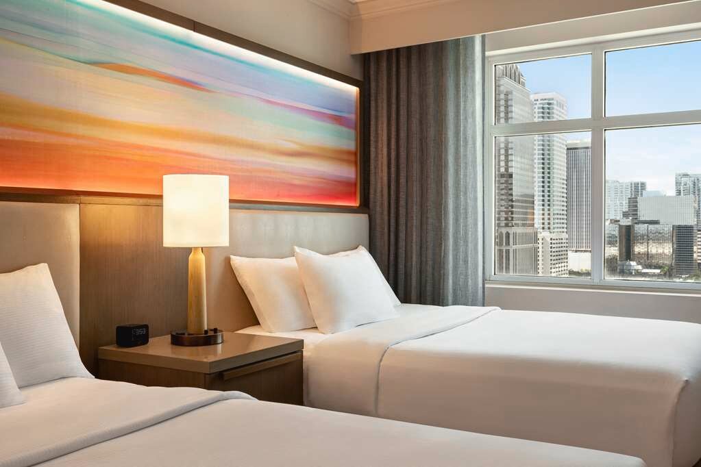 Фото Embassy Suites Tampa Downtown