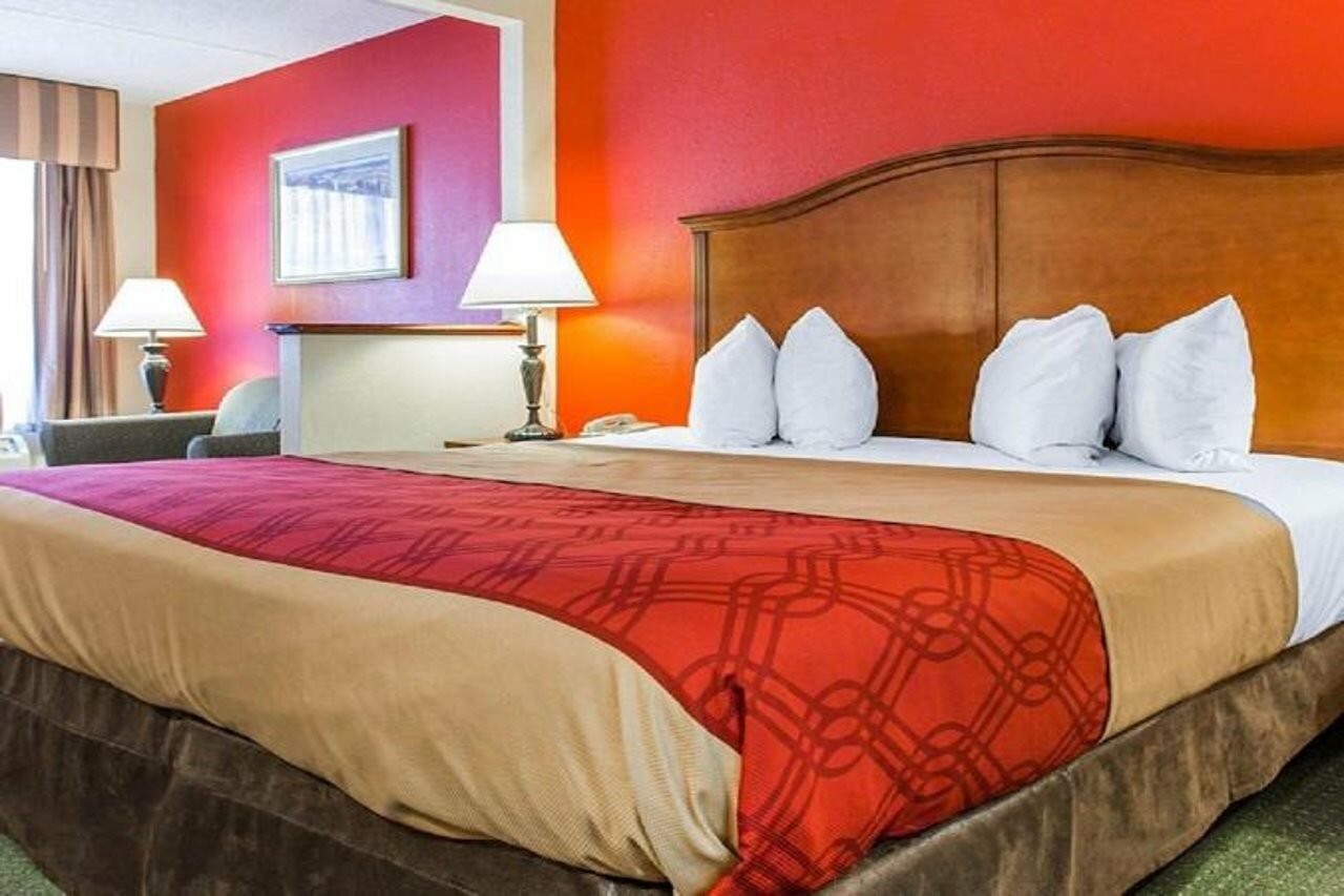 Фото Econo Lodge Inn & Suites