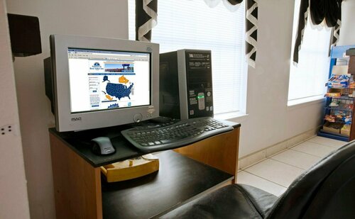 Гостиница Deluxe Inn & Suites в Реймондвилле