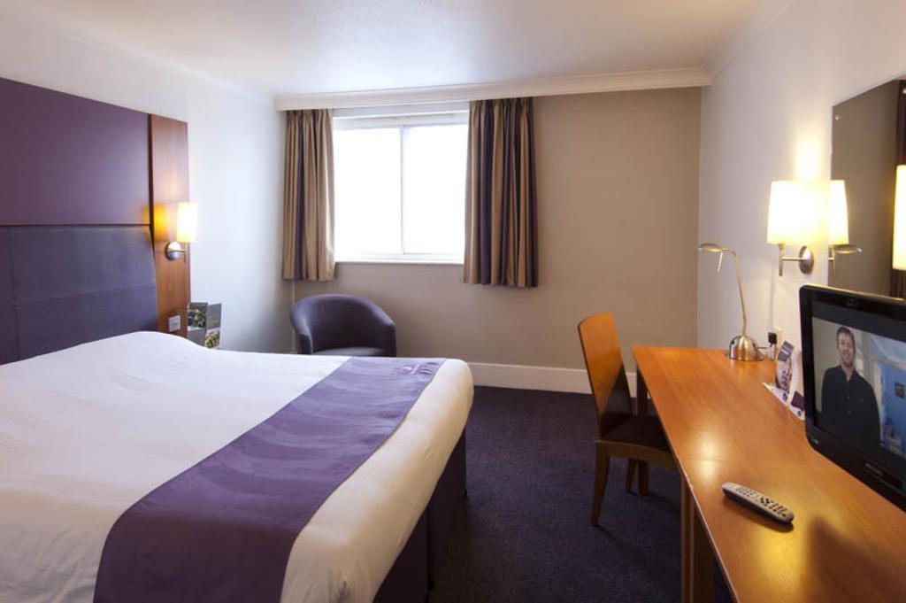 Фото Premier Inn London Putney Bridge