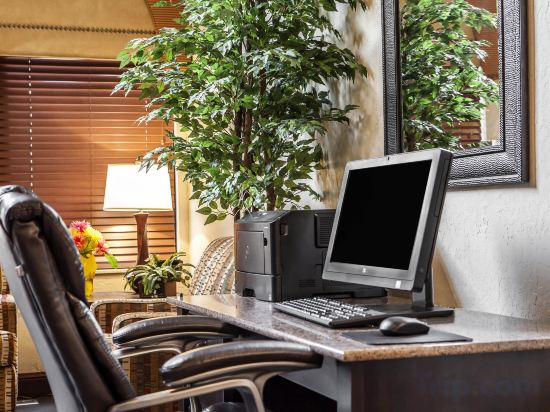 Фото Comfort Suites near Route 66