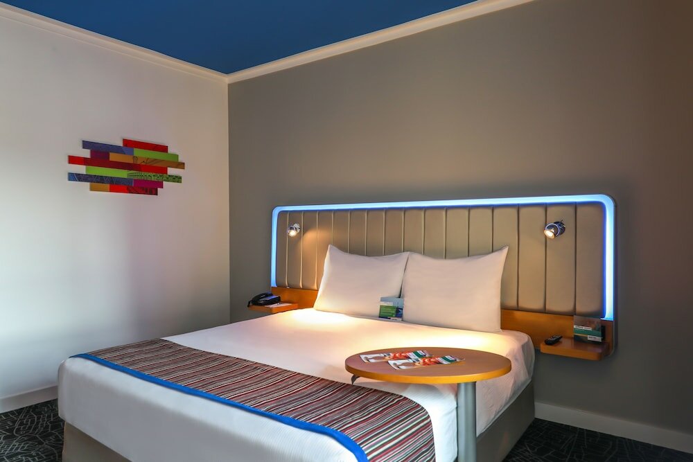 Фото Yas Plaza Bay