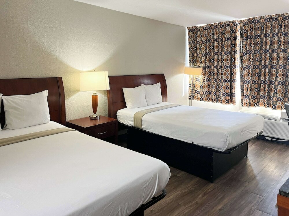 Фото Days Inn by Wyndham Raleigh Downtown South