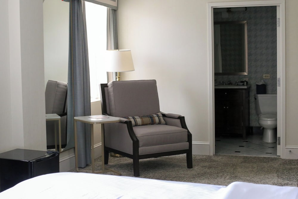 Фото The Dunhill Hotel